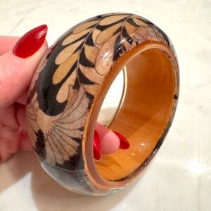 Acrylic Floral Pattern Chunky Bracelet with Burl-look on Inner Wrist